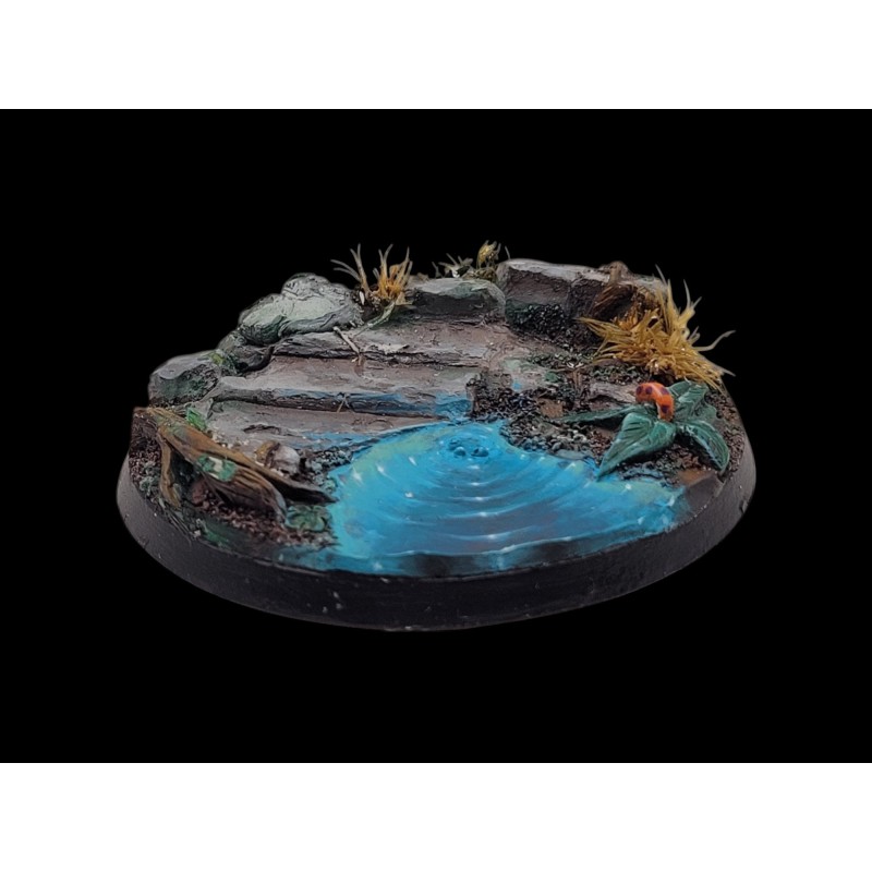 Diorama avec une source d'eau dans un temple oublié