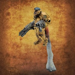 Ange de la mort, armé d'un lance-flamme et mitrailleuse, vue de droite