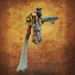 Ange de la mort, armé d'un lance-flamme et mitrailleuse, vue de gauche